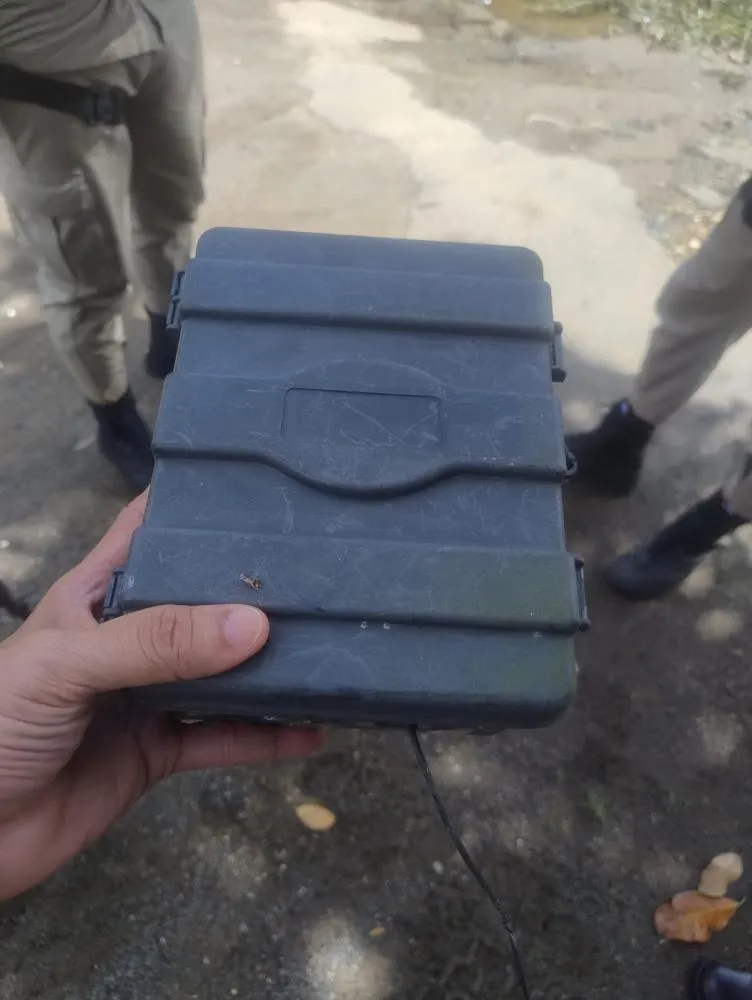 PM remove câmeras clandestinas instaladas em postes no bairro de Valéria, em Salvador