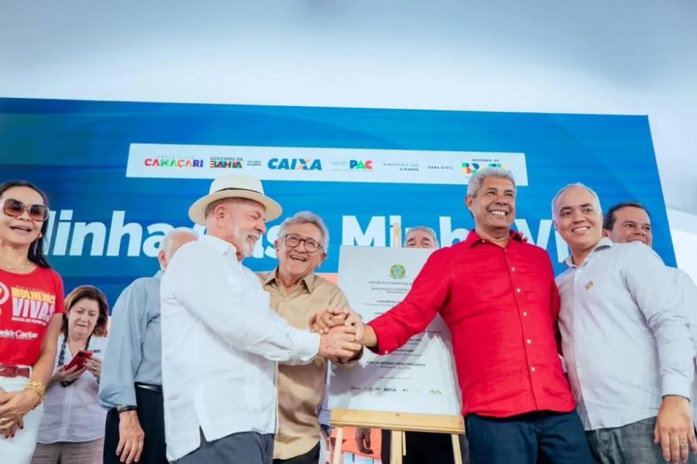 Famílias recebem chaves da casa própria durante cerimônia com Lula em Camaçari