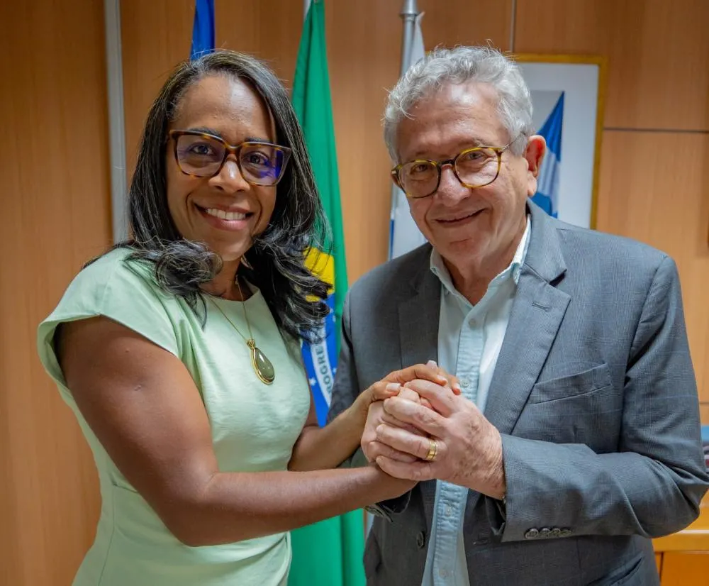 Prefeito de Camaçari transmite cargo à vice-prefeita durante missão internacional na Inglaterra