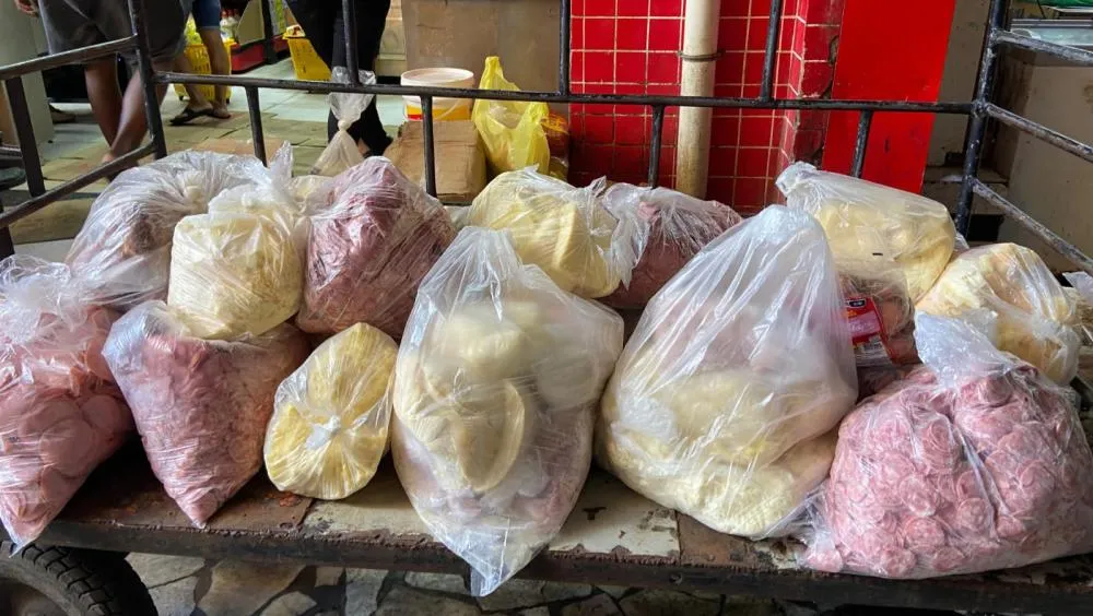 Operação apreende produtos impróprios para consumo na Feira de São Joaquim