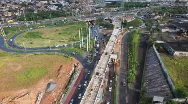 Obras do VLT avançam e alteram tráfego na BR-324 para lançamento de vigas