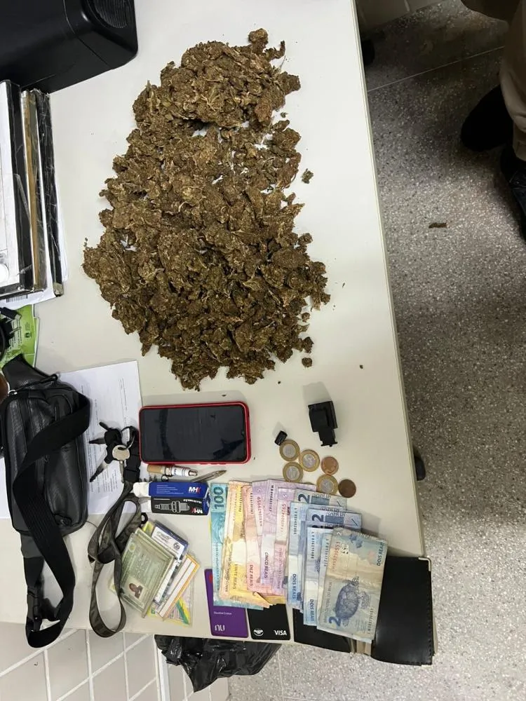 Homem é preso com drogas e materiais ilícitos no centro de Mata de São João
