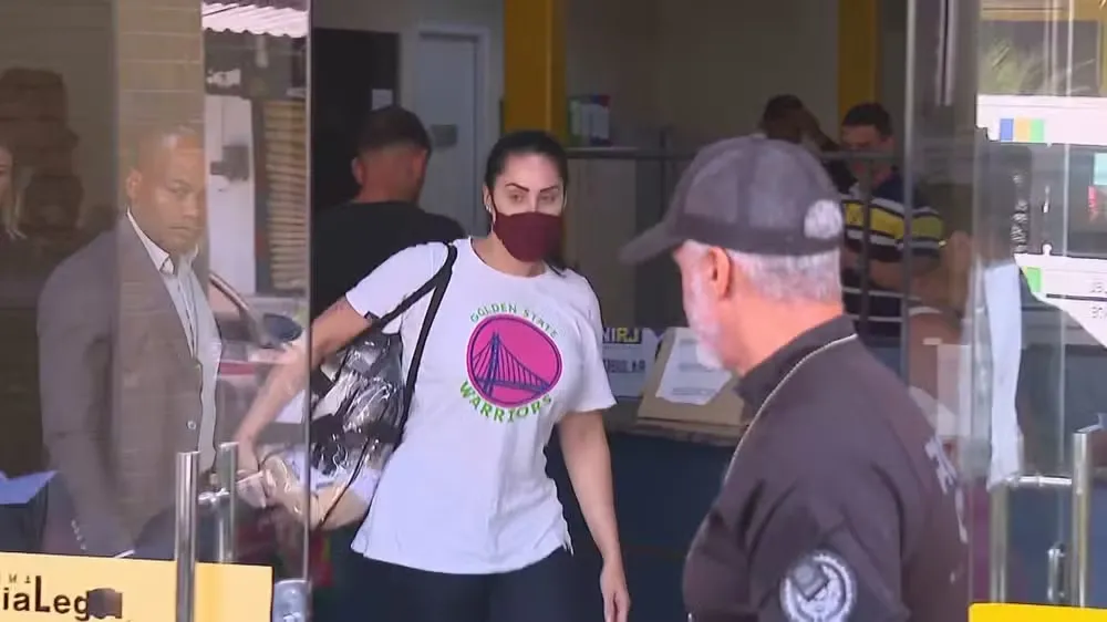 Monique Medeiros se entrega à polícia após ordem do STF