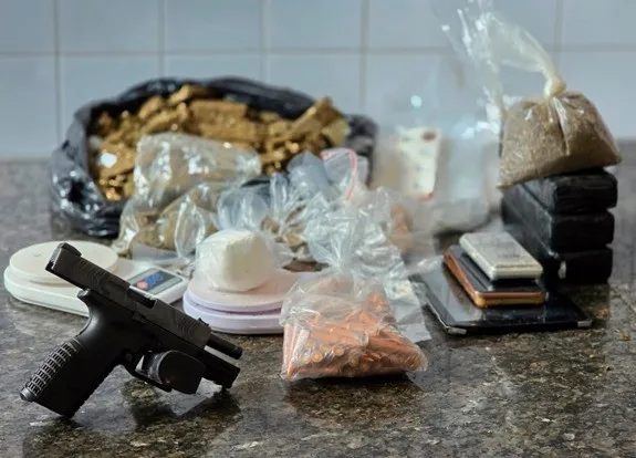 Homem é preso com armas e drogas após confronto em Alto de Coutos